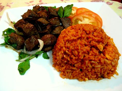 Bo luc lac & tomato rice Bo Luc Lac, Shaken Beef, Shaking Beef, Beef Cubes, Garlic Noodles Recipe, Tomato Rice, Viet Food, Mutton Recipes, Garlic Noodles