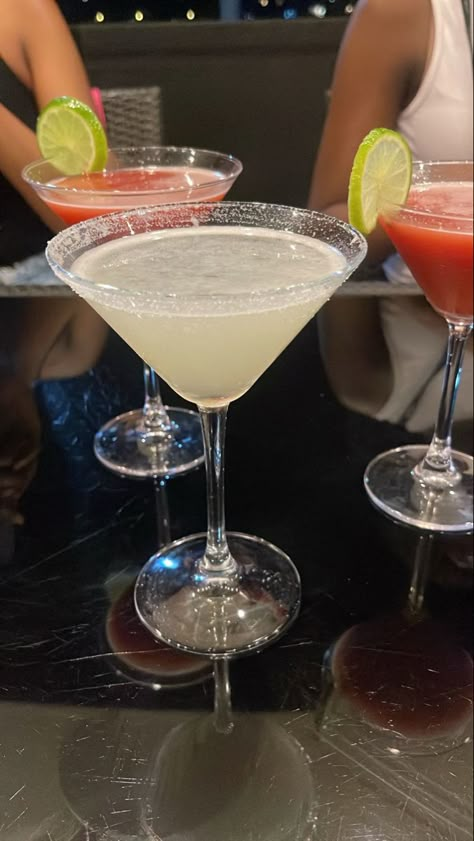 Liqueur Drinks, Pretty Alcoholic Drinks, Yummy Alcoholic Drinks, Alcohol Aesthetic, Beer Cocktails, Fancy Drinks, Healthy Food Dishes, Girl Dinner, Pretty Drinks