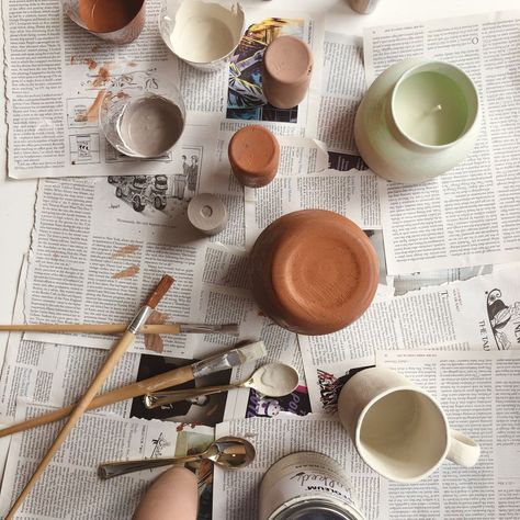 DIY Terracotta Paint Hack - How to Upcycle Old Vases Painting Vases Diy Ideas, Baking Soda And Paint, Diy Painted Vases, Terracotta Paint, Art Recipes, Terracotta Wall Art, Ceramic Vessels, Old Vases, Upcycling Ideas