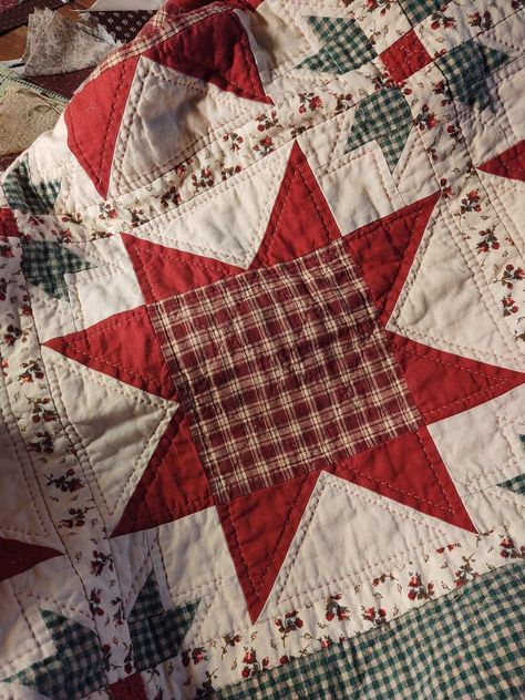 Roscoe Quilt Pattern, Red Plaid Quilt, Patchwork Quilts Aesthetic, Quilt With Embroidered Blocks, Quilts With Embroidered Blocks, Red And Green Quilts, Red Quilts Ideas, Crochet Quilt Squares, Moody Quilt