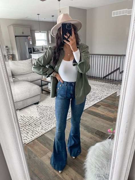 Bellbottom Jeans Outfit, Denim Flare Pants Outfit, Denim Flares Outfit, Denim Flare Jeans Outfit, Western Jeans Outfit, Flare Denim Outfit, Flare Jeans Outfit Spring, Flare Jeans Outfit Winter, Flared Jeans Outfit Fall