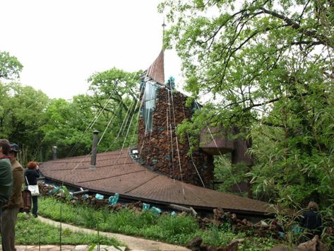 (Rex Brown / Flickr) Nautilus House, Bruce Goff, Norman Oklahoma, Top 10 Restaurants, Greek House, Gorgeous Houses, Organic Architecture, Brick Building, Sustainable Practices