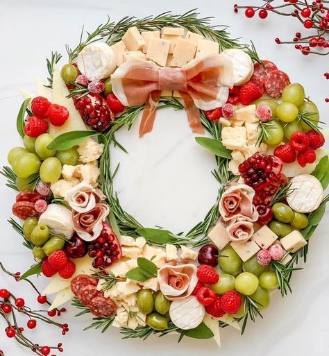 Snack Platter, Charcuterie Inspiration, Charcuterie And Cheese Board, Charcuterie Recipes, Christmas Brunch, Xmas Food, Christmas Party Food, Cheese Platters, Christmas Snacks