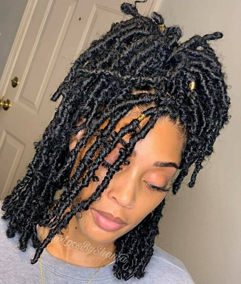 Faux Locs Stylist/Educator ✂ on Instagram: “Shoulder length bohemian locs medium size parting!  Very versatile style that can be worn with elegance & grace! Classy & sophisticated! ❤…” Locs Medium Size, Bohemian Locs, Faux Loc, Butterfly Locs, Faux Locs Hairstyles, Braided Hairstyle, Crochet Braid Styles, Twist Braid Hairstyles, Locs Hairstyles