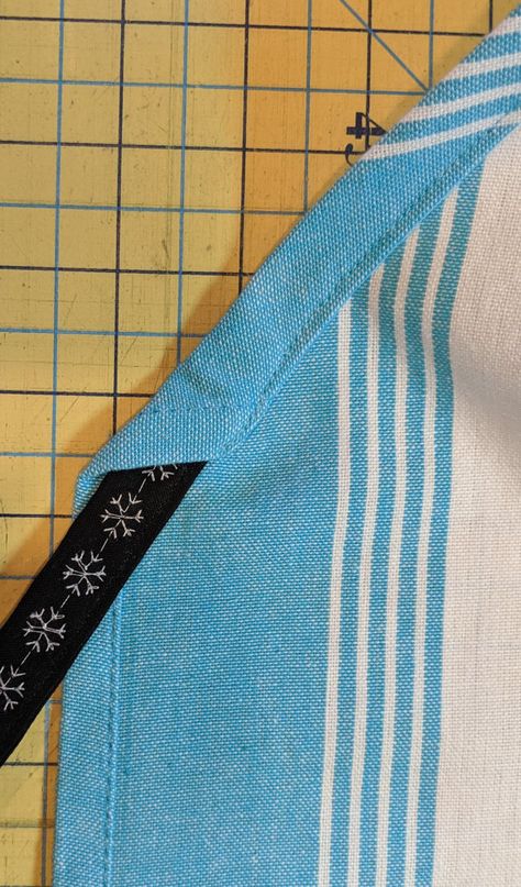 Make An Apron From A Tea Towel, Tea Towel Apron Tutorial, Apron Made From Tea Towel, Towel Apron Pattern, Panel Apron Pattern, Tea Towel Apron Pattern Free, Aprons Made From Tea Towels, Tea Towel Apron Diy, Towel Apron Diy