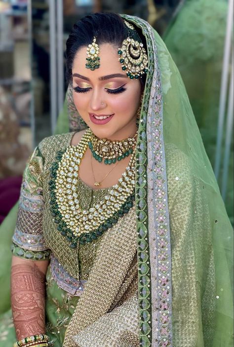 Pista Green Lehenga Makeup Look, Lehenga Makeup Look, Green Lehenga Bridal, Pakistani Bride Hairstyle, Pista Green Lehenga, Lehenga Makeup, Latest Bridal Makeup, Front Mehndi, Indian Makeup Looks