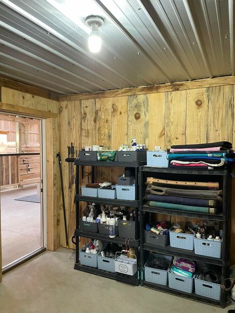 Horse Stable Organization, Horse Set Up, Tack Room Decor, Stable Organization Ideas, Horse Organization, Tack Room Western, Tack Room Storage Ideas, Small Feed Room Ideas, Barn Organization