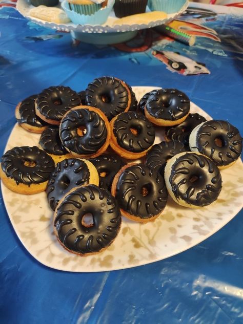 Tire Donut Diy, Hot Wheels Donut, Donut Tires, Cars Cake Pops, Hot Wheel Games, Jam Donut, Hotwheels Birthday Party, Diy Donuts, Hot Wheels Party