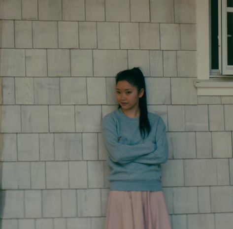 Lara Jean Covey outfits from "To All The Boys I Loved Before" Lara Jean Aesthetic Outfits, Laura Jean Covey Outfits, Lara Jean Aesthetic, Lara Jean Covey Outfits, Lara Jean Covey, Tv Characters Outfits, Pink Skirt Outfits, Jean Fits, Jean Skirt Outfits