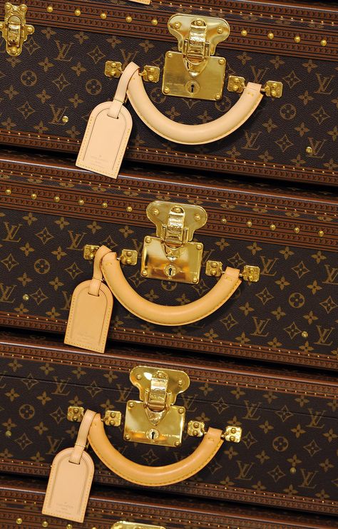 17 Things You Probably Never Knew About Louis Vuitton: If you survived the logomania of the early 2000s, you know: there's no monogram easier to recognize than Louis Vuitton. Louis Vuitton Luggage, Luxe Clothing, Holiday Packing, Lv Handbags, Vuitton Bag, Monogram Logo, Popsugar, Lv Bag, Vuitton Handbags