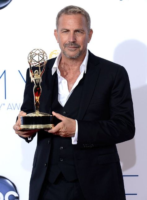 Kevin Costner Kelvin Costner 2023, Whoopie Goldberg, Hatfields And Mccoys, Kelly Reilly, Kate Mulgrew, Reba Mcentire, Sunday Dress, The Emmys, Eddie Van Halen