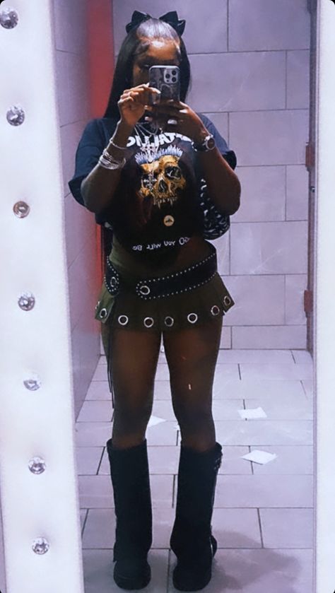 Rock Star Outfit Black Women, Concert Must Haves List, Rockstar Baddie Outfits, Rockstar Outfit For Women Black, Emo Outfits Black Women, Baddie Rockstar Outfits, Rockstar Aesthetic Black Women, Rockstar Outfit Black Women, Concert Aesthetic Black Women