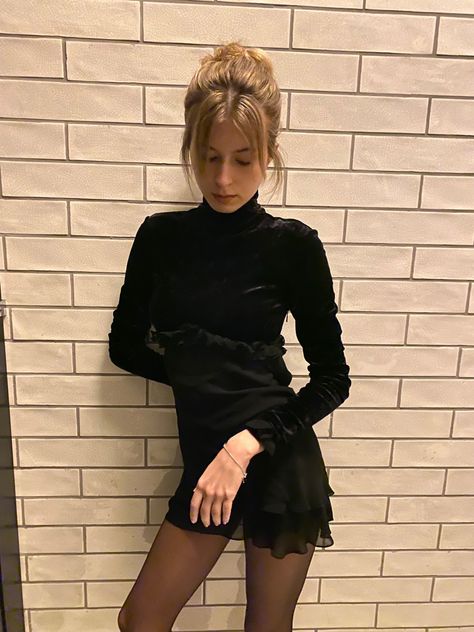 Insta @luciaaperrotti : all black outfit, blumarine dress, chic, outfit inspo, parisian, edgy, velvet dress, turtleneck dress Velvet Dress Short Bodycon, Black Velvet Dress Short, Bodycon Outfit, Blumarine Dress, Velvet Dress Short, Going Out Outfit, Bodycon Outfits, Turtleneck Dress, Black Velvet Dress