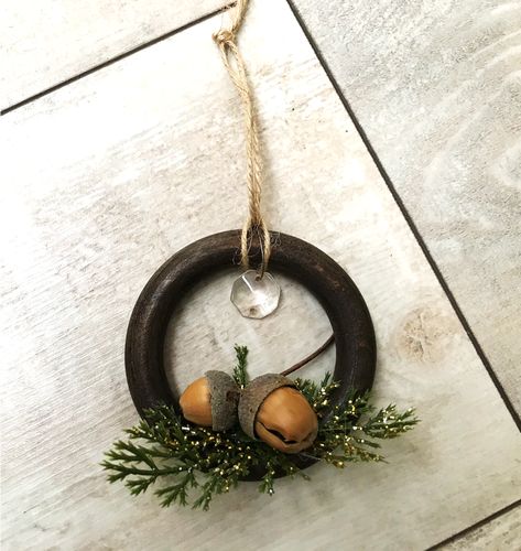 Rustic Scandinavian Decor, Wood Rings Diy, Curtain Rings Crafts, Wooden Curtain Rings, Xmas Window Decorations, Diy Christmas Ornaments Rustic, Mini Wreaths Christmas, Wooden Rings Craft, Make Christmas Ornaments