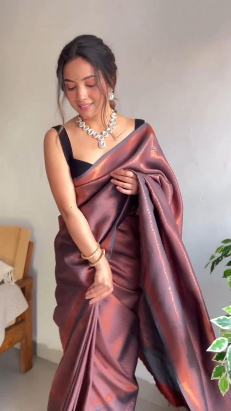 Convocation Ceremony Saree, Silk Saree Ideas For Wedding, Silk Saree For Convocation, Diwali Sarees For Women, Blouse Designs Latest Girlish Look, Plain Silk Saree With Designer Blouse, Styling Silk Saree, Traditional Saree Look For Pooja, Saree For Roka Ceremony