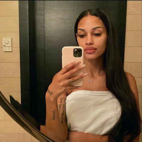 Selfie Inspo Instagram, Fanny Neguesha, Selfie Inspo, Instagram Baddie, Inspo Instagram, Good Night, Aesthetic Pictures, Instagram Profile, Mirror Selfie