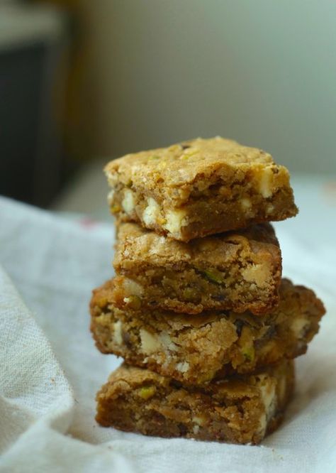 Pistachio Blondies, Roasted Pistachios, Pistachio Recipes, Coconut Desserts, Dessert Gifts, Blondies Recipe, Cookie Brownie Bars, Bakery Desserts, Brownie Cake