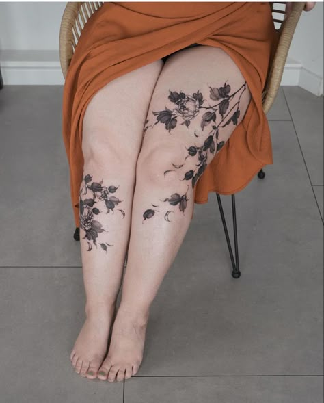 Eye Knee Tattoos Women, Black And Grey Floral Leg Sleeve, Flowers On Legs Tattoo, Inner Arm Tattoos For Women Sleeve, Tattoos For Bigger Women Plus Size, Curvy Girl Tattoos, Green Tattoos For Women, Plus Size Leg Tattoo, Torso Tattoos Women