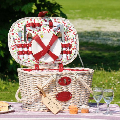 Acrylic Wine Glasses, Picnic Hamper, Picnic Inspiration, Picnic Essentials, Wicker Picnic Basket, Vintage Picnic, Bag Aesthetic, Wedding Gift Baskets, Picnic Bag