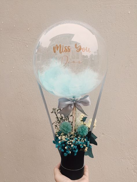 Inclusions: ✔ Customized dried flower arrangement inside a box ✔ Printed text ✔ 10 inch clear balloon with feathers inside Unique gift ideas for girlfriend/boyfriend Unique gift ideas for loved ones #BloomBalloons #HotAirBalloonBouquet #Brilliant DecorsPH #CebuBased #DriedFlowers #DriedFlowersArrangement Flower Box With Balloon, Hot Air Balloon Bouquet, Bobo Balloons With Flowers, Bobo Balloon Flower, Mini Hot Air Balloon, Mother’s Day Small Balloon Bouquet, Clear Balloon, Happy Mother’s Day Bobo Balloons, Balloon Arrangement