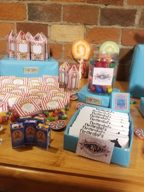 Honey Dukes Candy Bar, Honey Dukes Candy, Harry Potter Desserts, Honey Dukes, Harry Potter Bridal Shower, Harry Potter Bday, Festa Harry Potter, Staff Appreciation, Candy Table