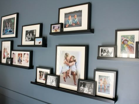 46 super Ideen, wie Sie Bilderleiste dekorieren - Archzine.net Family Room Reveal, Family Pictures On Wall, Photo Ledge, Photo Shelf, Picture Arrangements, Family Photo Wall, Framed Photos, Photo Wall Gallery, Picture Shelves