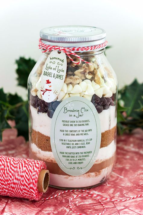 Best Recipes in A Jar - Brownie Mix In A Jar - DIY Mason Jar Gifts, Cookie Recipes and Desserts, Canning Ideas, Overnight Oatmeal, How To Make Mason Jar Salad, Healthy Recipes and Printable Labels http://diyjoy.com/best-recipes-in-a-jar Xmas Sweets, Jar Mixes, Joululahjat Diy, Cookie Mixes, Cake Jars, Gift Jars, Jar Meals, Mason Jar Christmas Gifts, Mason Jar Cookies