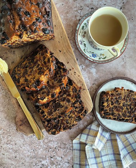 Barm Brack Recipe, Cosy Recipes, Barmbrack Recipe, Halloween Spread, Irish Tea, Dried Dates, Fruit Bread, Halloween Recipe, Yule Log