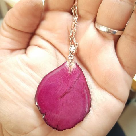 Resin Pendent Ideas, Resin Artist, Armenian Culture, Resin Rose, Flower Resin Jewelry, Crafts Origami, Resin Jewellery, Flower Resin, Paper Crafts Origami