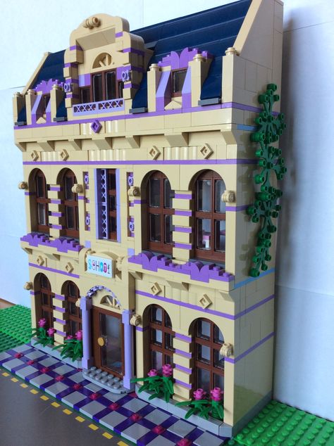 Lego School Building, Cute Lego Ideas, Lego Town Ideas, Lego School, Lego Mansion, Lego Cities, Cute Lego, Lego Hotel, Lego House Ideas