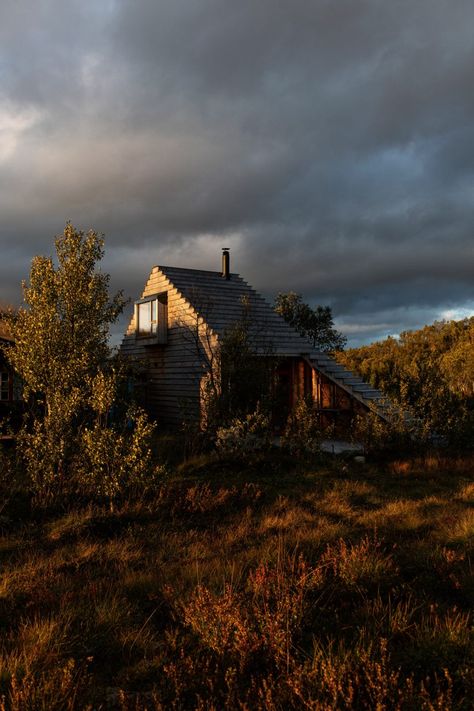 Cabin Thunder Top in Norway doubles as a viewpoint and ski jump Norway Cabin, Norwegian Cabin, Norwegian Architecture, Small Wood Stove, Ski Jump, Wooden Cabin, Ski Jumping, Wooden Cabins, Timber Cladding