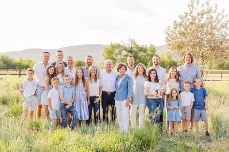 Extended family session in the country #familyphotography #familyphotoinspiration #lifestylephotography #utahphotographer #familyphotos #familysession #utahfamilyphotographer #utahfamilysession #utahfamilyphotos #utahfamily #familysessionoutfits #familyoutfitinspiration #summerfamilyphotos #extendedfamilysession #extendedfamilyphotos #utahextendedfamilyphotographer Spring Picture Outfits, Outdoor Family Pictures, Extended Family Pictures, Extended Family Session, Spring Family Pictures, Large Family Photos, Extended Family Photos, Summer Family Photos, Photoshoot Outfit Ideas