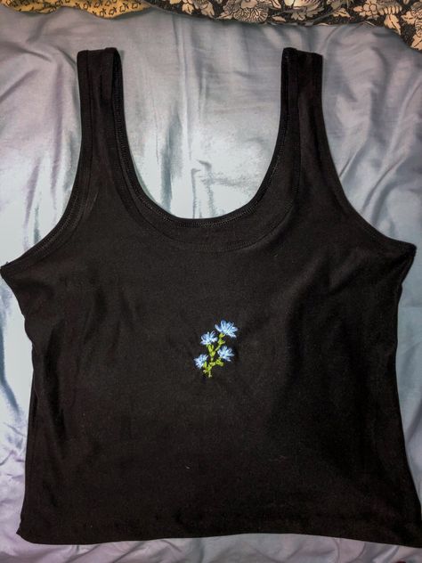 Tank Top Embroidery Ideas, Embroidery On Tank Top, Tank Top Embroidery Diy, Embroidered Tank Top Diy, Embroidered Tee Diy, Embroidered Top Diy, Tank Top Embroidery, Cute Flower Embroidery, Sew Crop Top