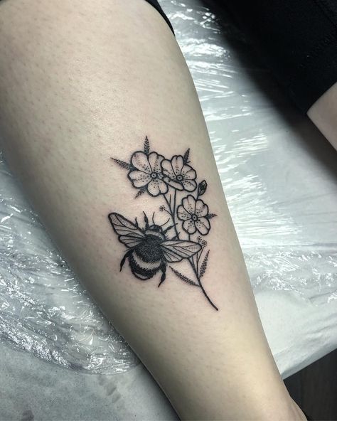 Lil bumble for Katie 🖤 done using @butterluxe_uk & @starrtattoosupplies #dotwork #dotworker #dotworktattoos #dotworktattoo #dotworkartist… Bee And Ladybug Tattoo, Traditional Bumble Bee Tattoo, Vintage Flowers Tattoo, Bee Reference, Bee Pics, Bee And Flower Tattoo, Bumblebee Tattoo, Bumble Bee Tattoo, Lady Bug Tattoo