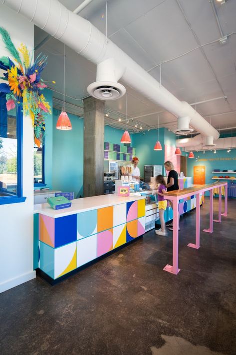 Colorful Cafe Interior, Creative Cafe Design, Ice Cream Shop Interior Design, Colourful Cafe, Colorful Coffee Shop, Coffee Cafe Interior, Colorful Cafe, Colorful Restaurant, Cookie Stand