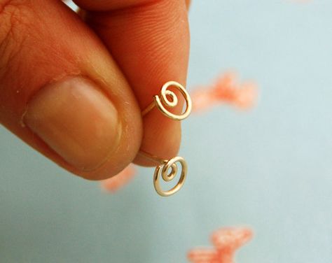 Diy Wire Earrings, Bijoux Fil Aluminium, Earrings Circle, Diy Wire Jewelry, Spiral Earrings, Tiny Studs, Gold Circle, Handmade Wire Jewelry, Small Earrings Studs