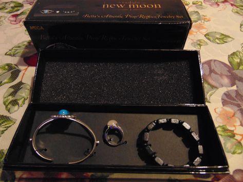 Twilight New Moon Bella's replica Jewelry in gift box Set of 3  You WON the Twilight Swag Pack Giveaway! Twilight Birthday, Twilight Merch, Twilight New Moon, Replica Jewelry, Twilight Movie, Pastel Pink Aesthetic, Contest Winning, Bella Swan, Movie Props