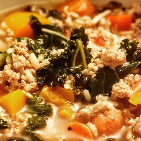 The Best Ground Turkey, Kale, & Brown Rice Soup - Jenahoward Turkey Kale Soup, Kale And Rice, Brown Rice Soup, Turkey Rice Soup, Brown Recipe, Kale Soup, Easy Clean Eating, How To Eat Better, Rice Soup