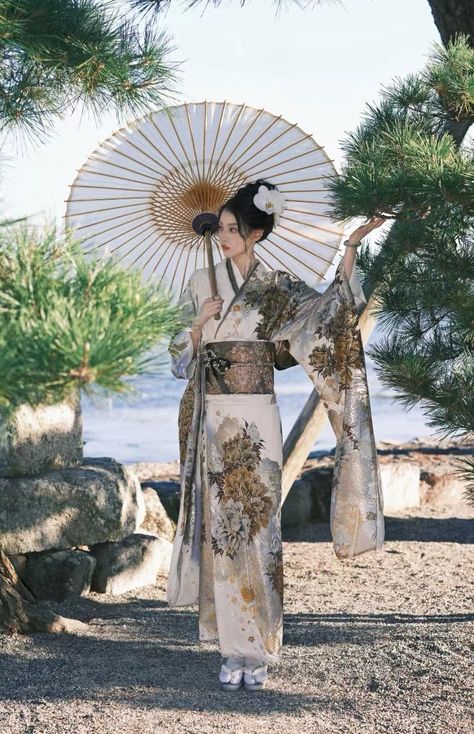 Yukata Photoshoot, Kimono Photoshoot, Yukata Women, Runaway Bride, Hello Pretty, Beautiful Kimonos, Japanese Aesthetic, Traditional Fashion, Japanese Outfits