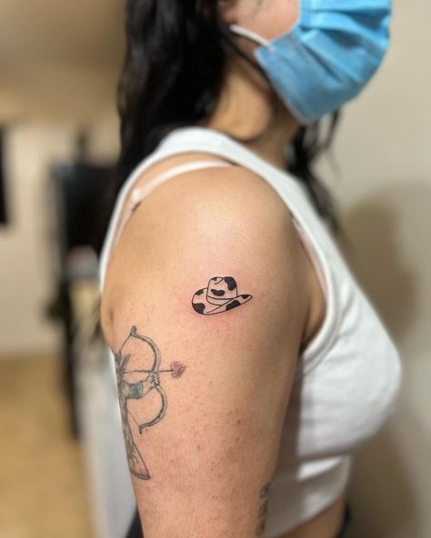 Fine Line Cowboy Hat Tattoo, Fine Line Cow Tattoo, Cowgirl Hat Tattoo, Cowboy Hat Tattoo, Minimalist Tattoo Meaning, Hat Tattoo, Cowgirl Tattoos, Vegas Tattoo, Cow Tattoo