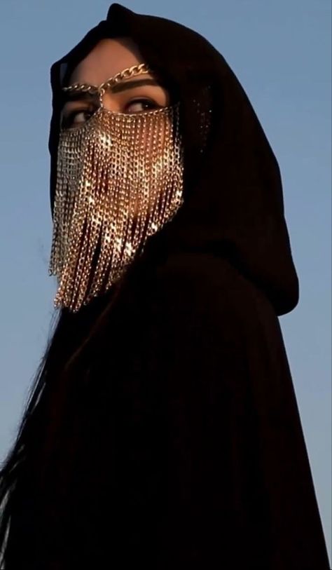 Face Chain, Hairstyles Design, Chain Mask, Man Outfit, Face Veil, Arabic Style, Outfit Halloween, Gold Face, Bun Hairstyles