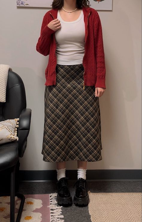 Maroon Plaid Skirt, Maroon Maxi Skirt Outfit, Red Pattern Skirt Outfit, Red Dark Academia Outfit, Red Tartan Skirt Outfit, Red Skirt Outfit Aesthetic, Plaid Maxi Skirt Outfit, Long Plaid Skirt Outfit, Pattern Skirt Outfit