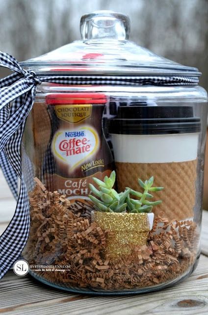 Gifts In A Jar, Romantic Diy, Homemade Gift Baskets, Coffee Gift Basket, Gift Baskets For Men, Friends Holiday, Diy Gift Baskets, Coffee Gift, Cadeau Diy