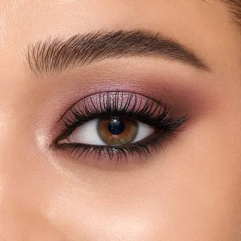 Burgundy Eyeshadow Looks, Light Smokey Eye, Iridescent Makeup, Luxury Palette, Plum Eyeshadow, Burgundy Eyeshadow, Fall Makeup Trend, Pink Smokey Eye, Pink Eyeshadow Look