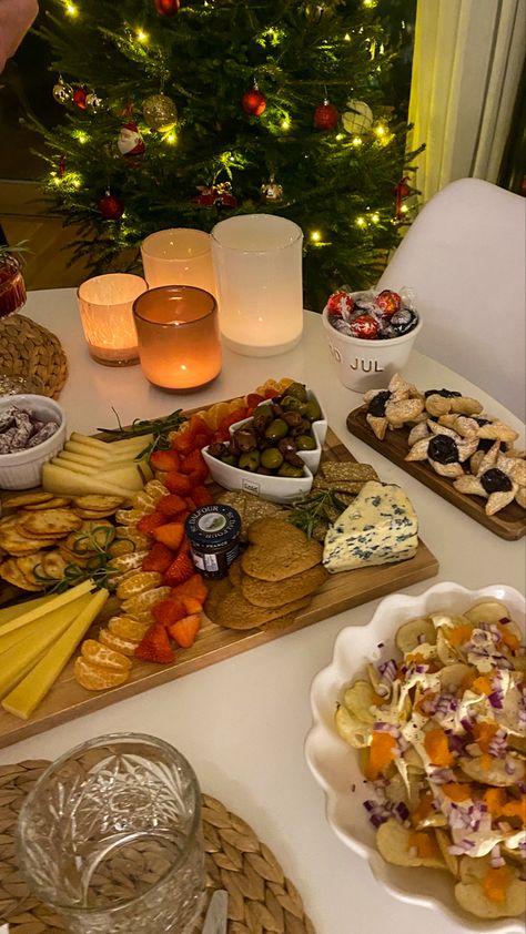 Christmas Charcuterie Board Aesthetic, Snack Board Christmas, Cheese Platter Christmas, Christmas Activities Adults, Salty Charcuterie Board, Christmas Boards Food, Christmas Movie Night Snacks, Christmas Pinterest Board, Christmas Friends Party