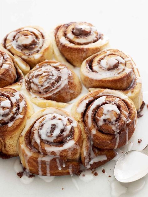 Classic delicious Cinnamon Buns Shabbat Dessert, Shabbos Recipes, Cooking Reference, Shabbat Recipes, Challah Recipe, Homemade Rolls, Orange Glaze, Challah Bread, Cinnamon Bun