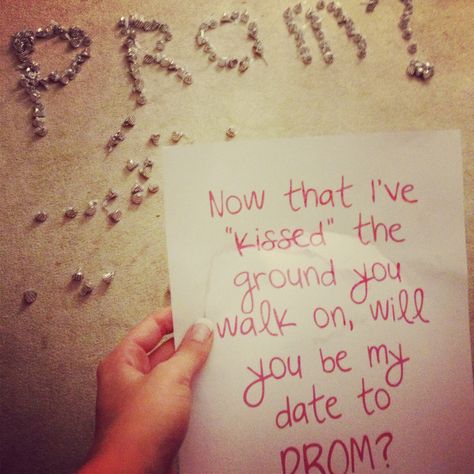 Best Prom Proposals, Creative Prom Proposal Ideas, Prom Invites, Funny Prom, Prom Proposals, Cute Prom Proposals, Asking To Prom, Dance Proposal, Man Proposing