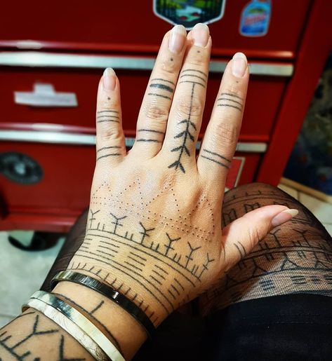 Inuit Tattoo Meaning, Indigenous Hand Tattoos, Inuit Tattoos Men, Tunniit Tattoo, Native Alaskan Tattoo, Algonquin Tattoo, Cree Indigenous Tattoos, Hand Markings, Alaskan Tattoos