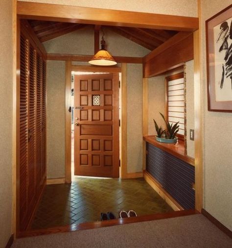 Japanese Entryway Genkan, Japanese Style Entryway, Japanese House Entryway, Japanese Genkan Entryway, Japanese Home Entryway, Genkan Entrance Japanese Style, Japanese Mudroom, Japanese Shoe Storage, Entryway Japanese