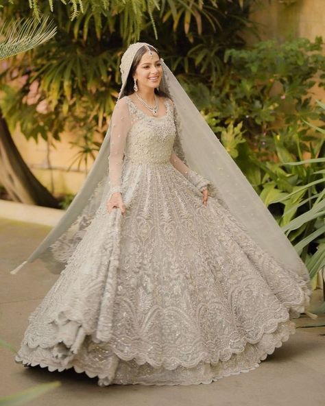 White Nikkah Dress, Grand Dresses, Pakistan Bride, Long Party Gowns, Romantic Silhouette, Nikkah Dress, Sparkly Wedding Dress, Asian Bridal Dresses, Bridal Dresses Pakistan